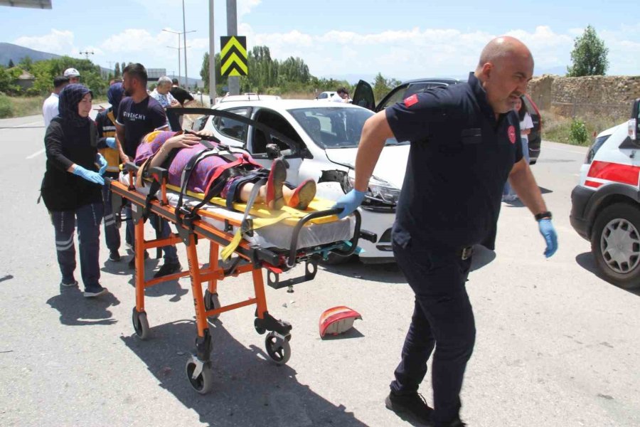 Konya’da 4 Kişinin Yaralandığı Zincirleme Kazada, Ağlayan Çocukları Polis Ve Vatandaşlar Sakinleştirdi