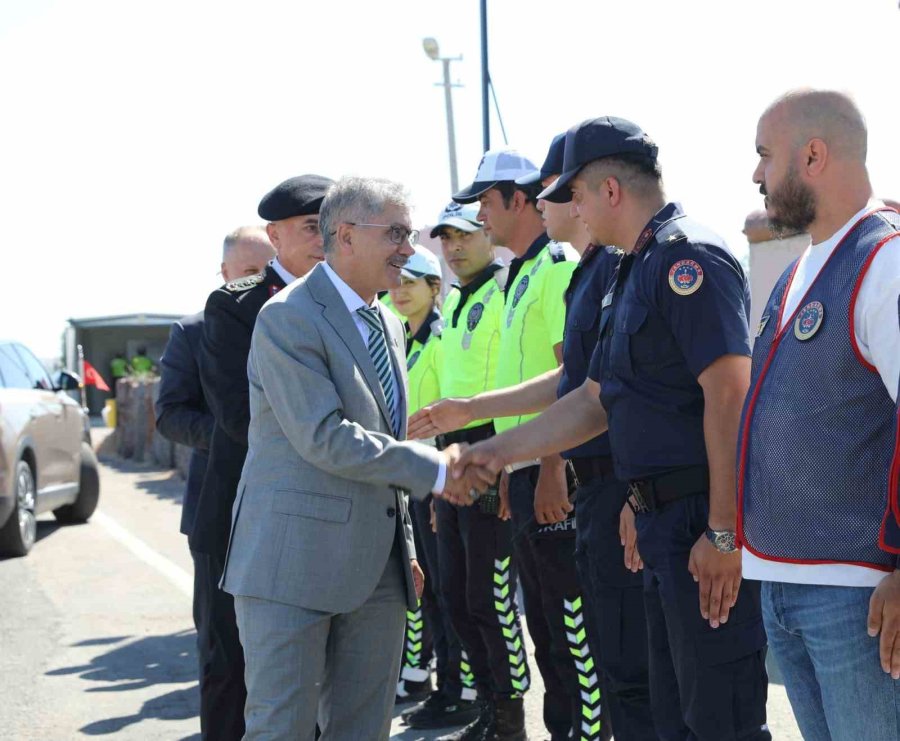 Vali Çelik Uygulama Noktalarını Denetledi Sürücülerin Bayramını Kutladı