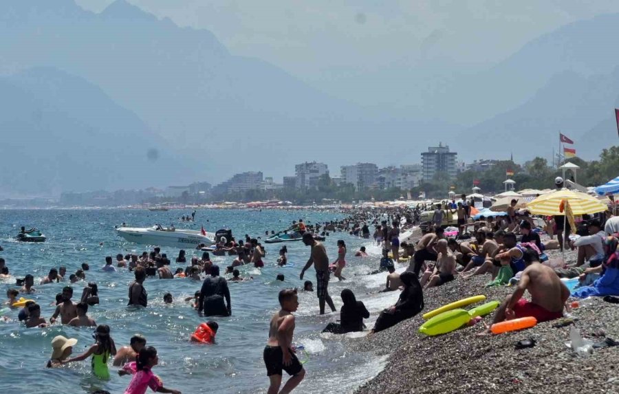 Antalya Sahillerinde Bayram Yoğunluğu Artarak Devam Ediyor