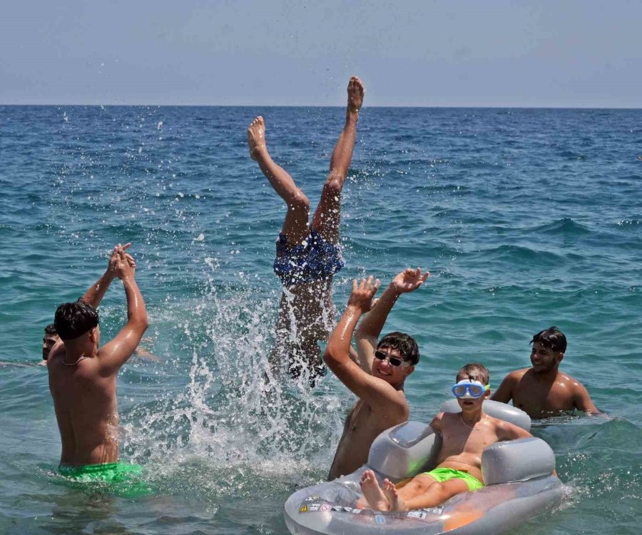 Antalya Sahillerinde Bayram Yoğunluğu Artarak Devam Ediyor