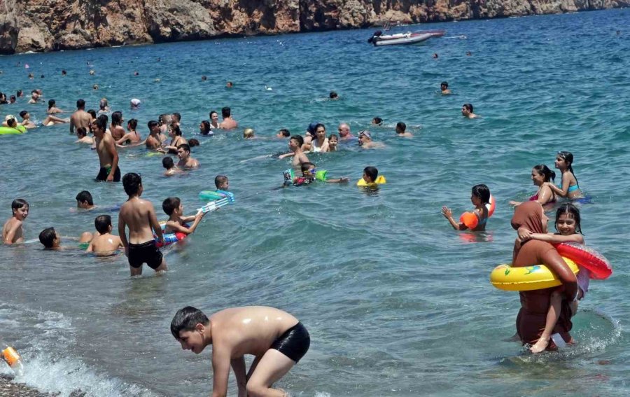 Antalya Sahillerinde Bayram Yoğunluğu Artarak Devam Ediyor