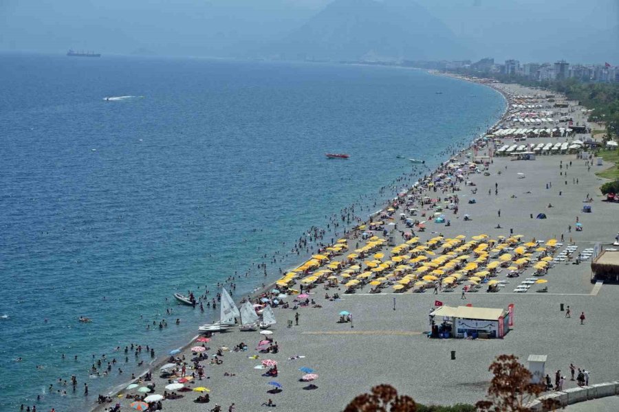 Antalya Sahillerinde Bayram Yoğunluğu Artarak Devam Ediyor