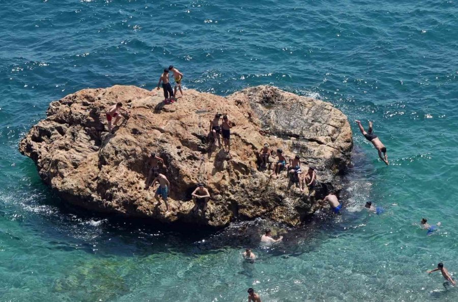 Antalya Sahillerinde Bayram Yoğunluğu Artarak Devam Ediyor