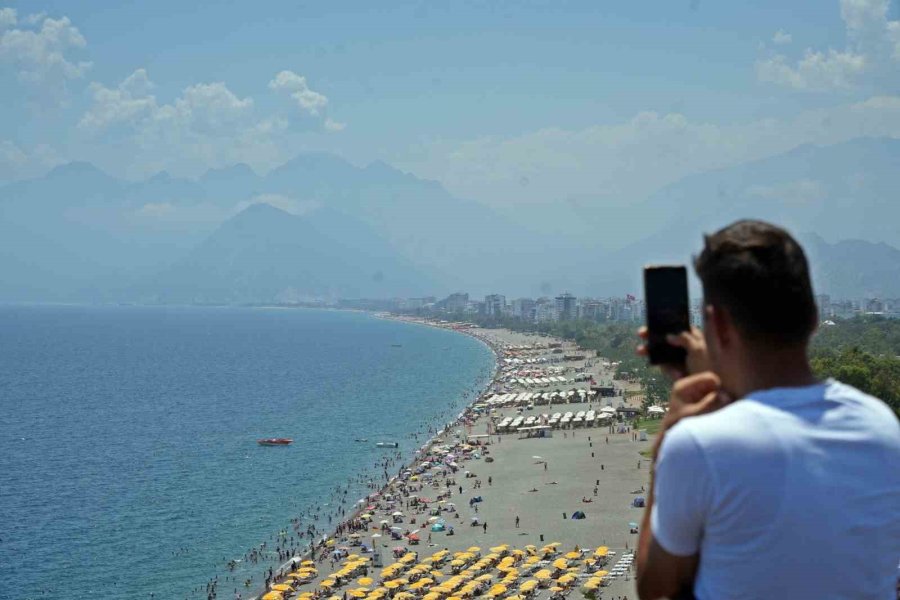 Antalya Sahillerinde Bayram Yoğunluğu Artarak Devam Ediyor