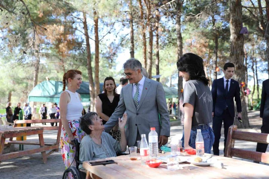 Vali Çelik’ten Huzurevi Ve Çocuk Evleri Sakinlerine Bayram Ziyareti