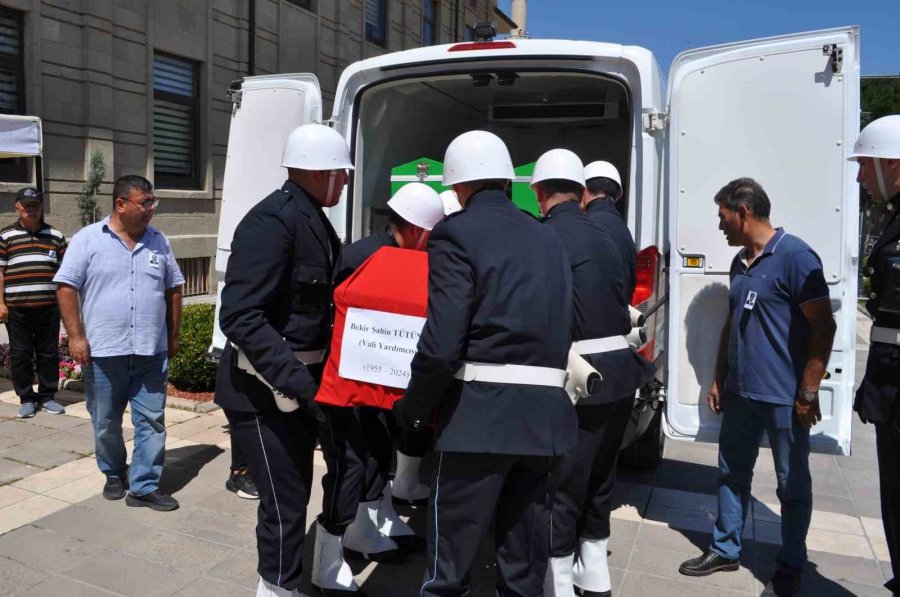 Emekli Vali Yardımcısı Tütüncü Son Yolculuğuna Uğurlandı