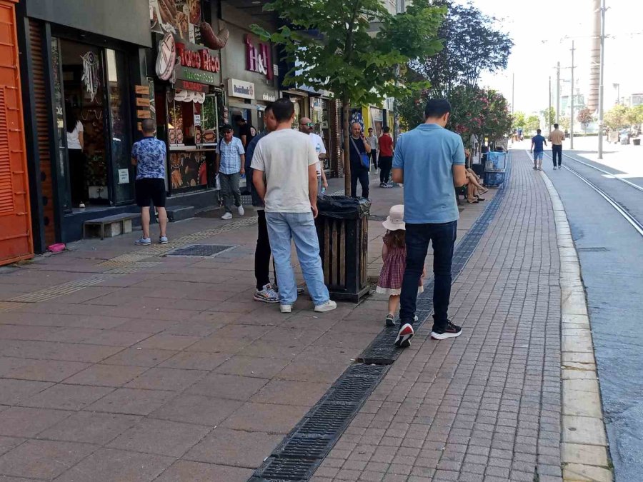 Bayram Tatilini Fırsat Bilen Vatandaşlar Çarşıya Akın Etti