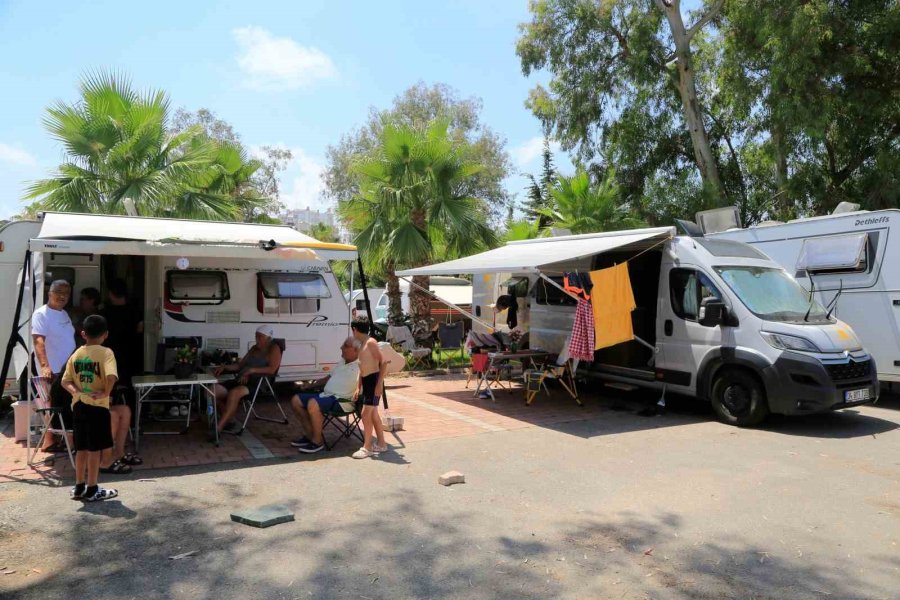 Lüks Otellerin Yerine Karavanı Tercih Ettiler, Bir Günlük Otel Ücreti İle Bir Ay Tatil Yapıyorlar