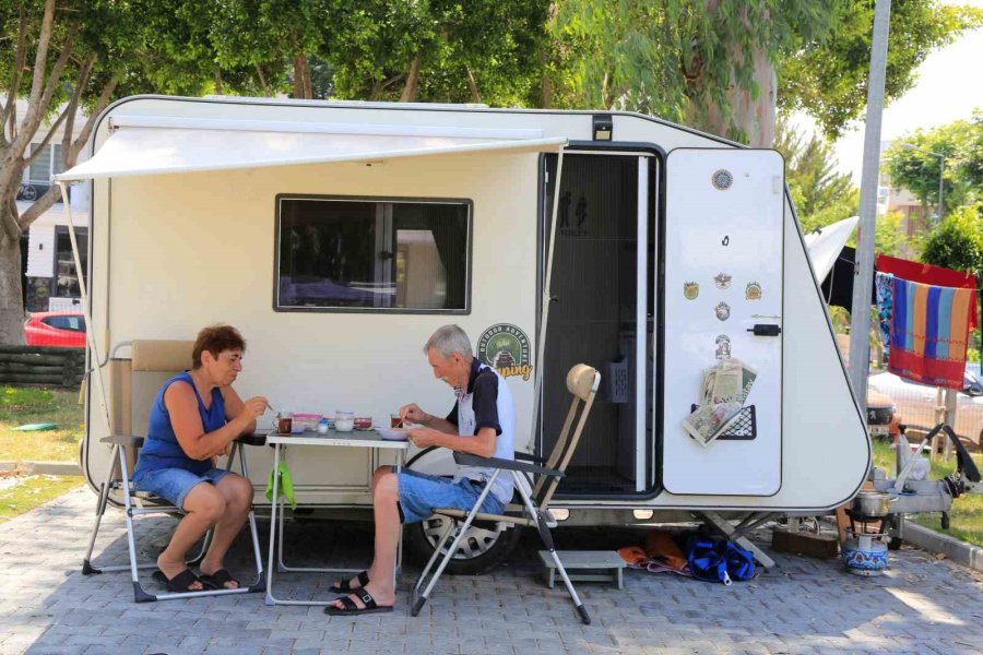 Lüks Otellerin Yerine Karavanı Tercih Ettiler, Bir Günlük Otel Ücreti İle Bir Ay Tatil Yapıyorlar