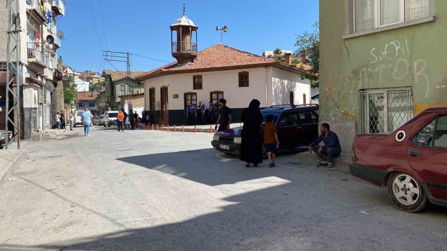 Üvey Baba, Oğlu İle Kavga Eden Çocuğu Bıçaklayarak Öldürdü