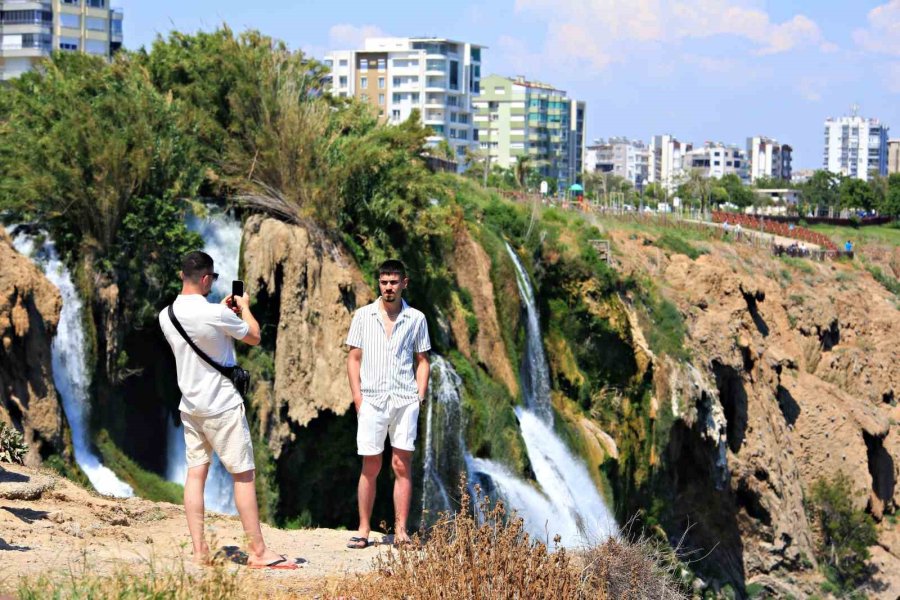 Düden Şelalesi’ne Tatilci Akını