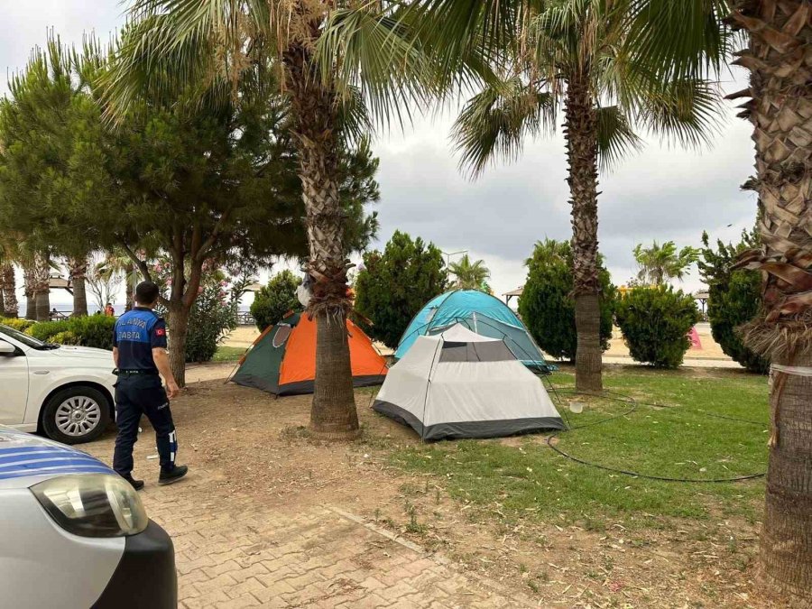 Alanya’da Sahillerde Ve Banklarda Yatanlara Zabıta Müdahalesi