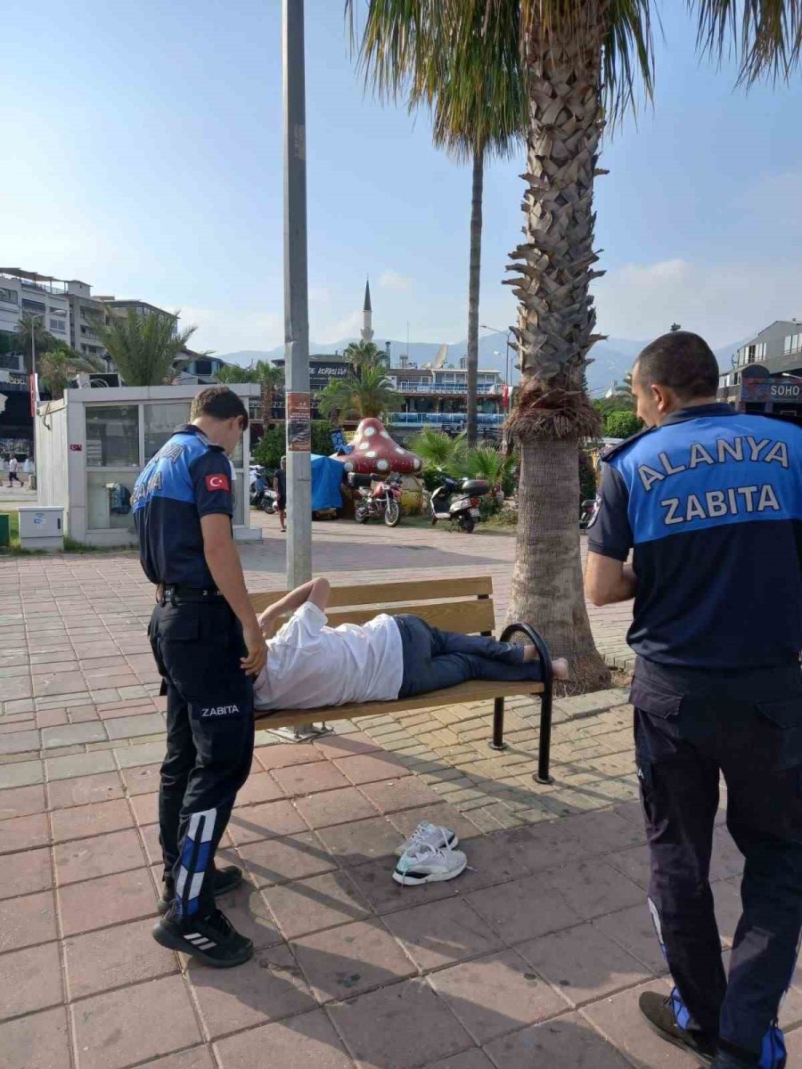 Alanya’da Sahillerde Ve Banklarda Yatanlara Zabıta Müdahalesi