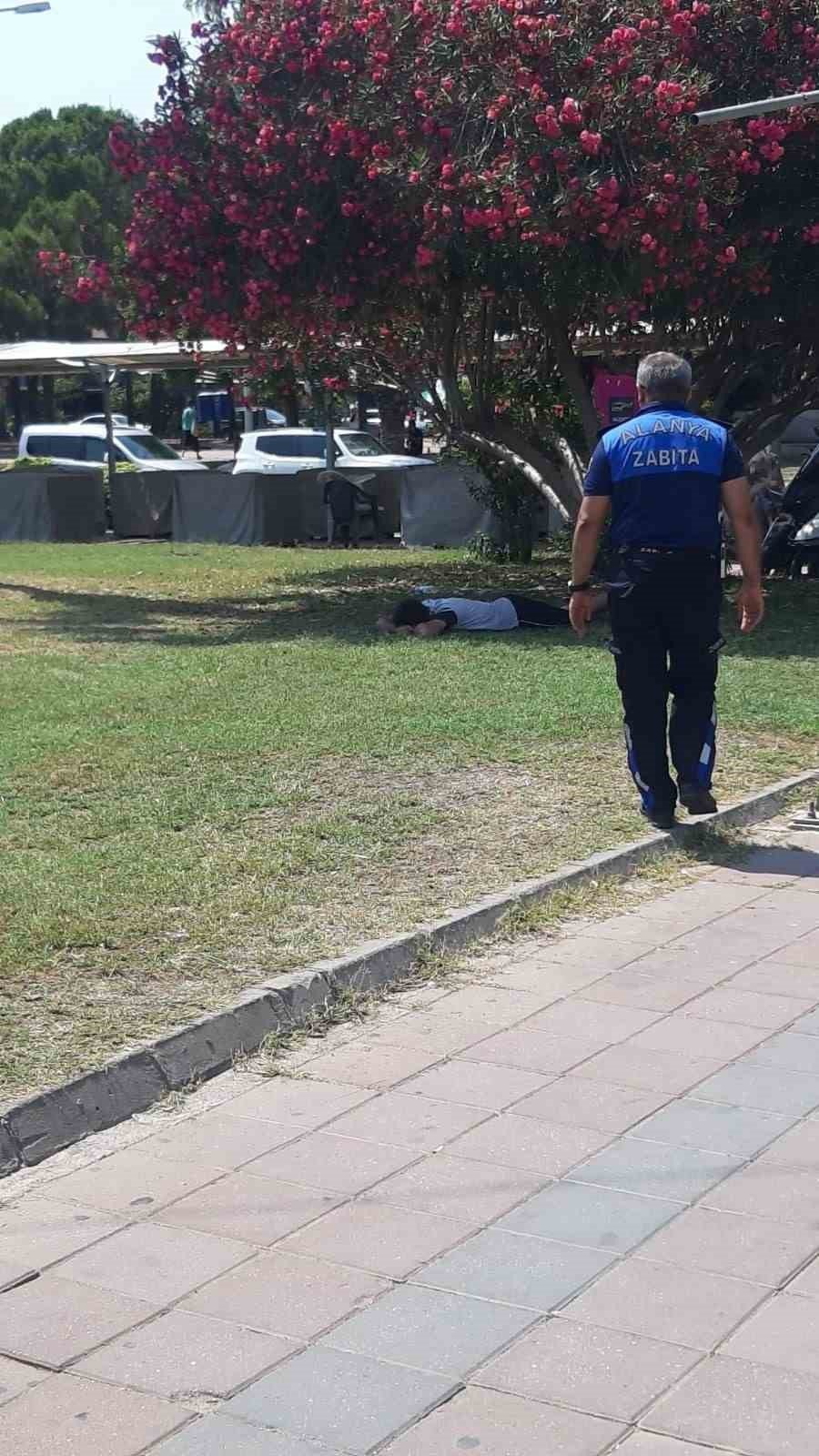 Alanya’da Sahillerde Ve Banklarda Yatanlara Zabıta Müdahalesi