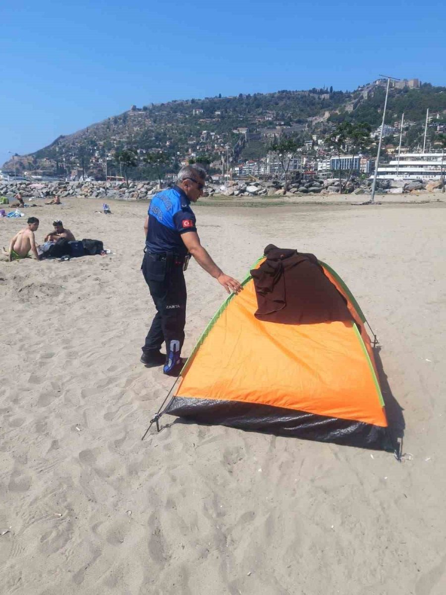 Alanya’da Sahillerde Ve Banklarda Yatanlara Zabıta Müdahalesi