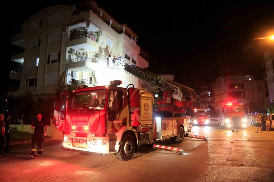 Birinci Katta Çıkan Yangın Apartmanı Dumana Boğdu, Vatandaşlar Balkonlara Sığında