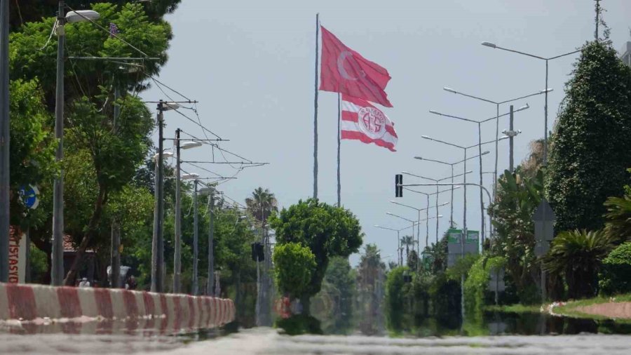 Antalya’da Nem Oranı Yüzde 86’yı Geçti, Şehrin Üzerini Sis Bulutu Kapladı