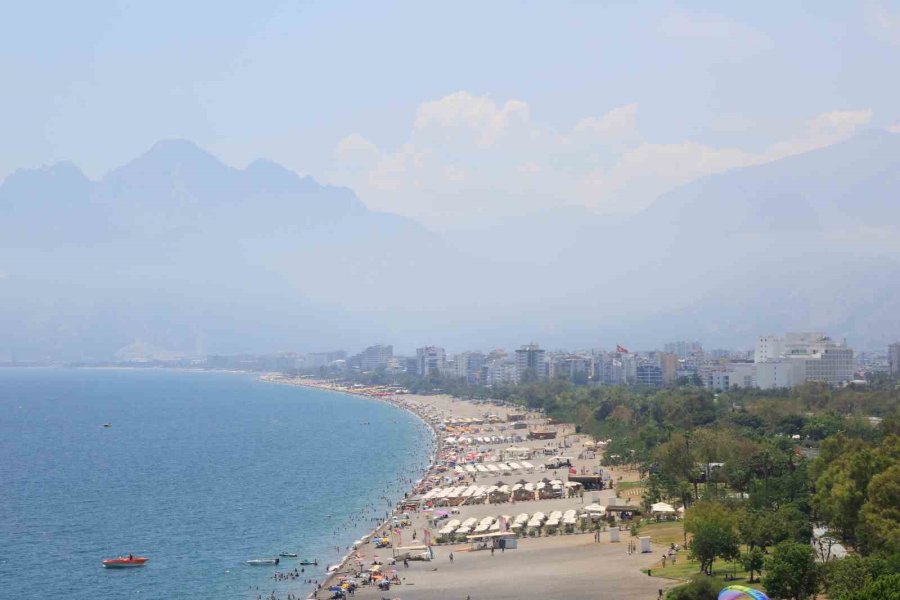 Antalya’da Nem Oranı Yüzde 86’yı Geçti, Şehrin Üzerini Sis Bulutu Kapladı