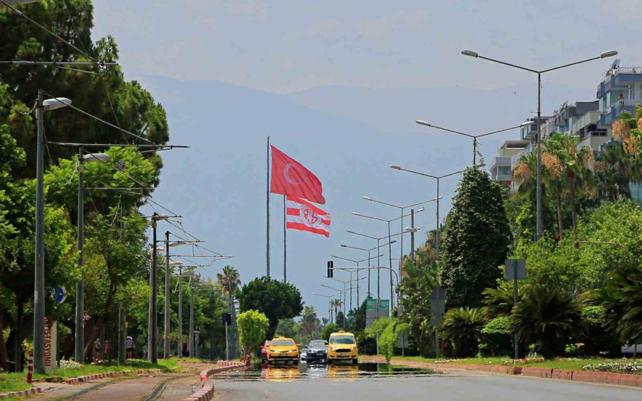 Antalya’da Nem Oranı Yüzde 86’yı Geçti, Şehrin Üzerini Sis Bulutu Kapladı