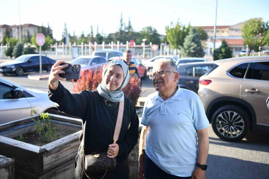 Başkan Büyükkılıç, Yabancı Uyruklu Öğrencilerin Bayram Ve Sertifika Sevincine Ortak Oldu