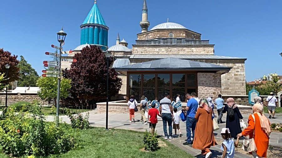 Bayram Tatilinde Mevlana Müzesinde Ziyaretçi Yoğunluğu