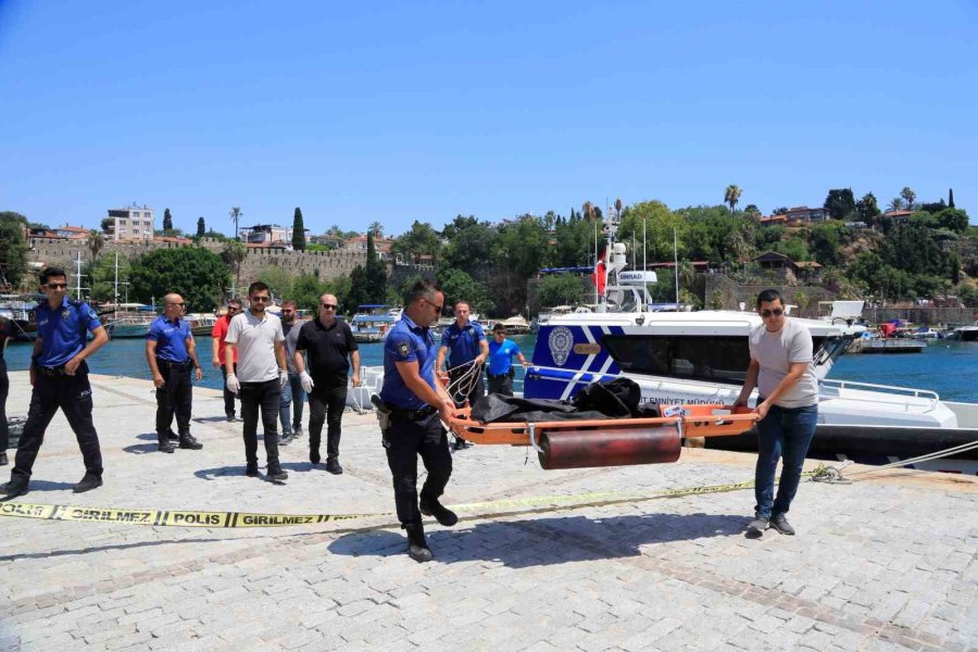 Antalya’da Kayalıklarda Kimliği Belirsiz Ceset Bulundu