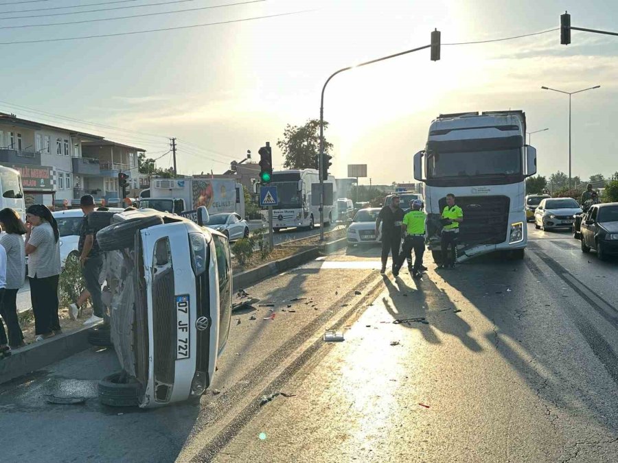 Kırmızı Işıkta Duramayan Kamyon, Çarptığı Otomobile Takla Attırdı: 2 Yaralı