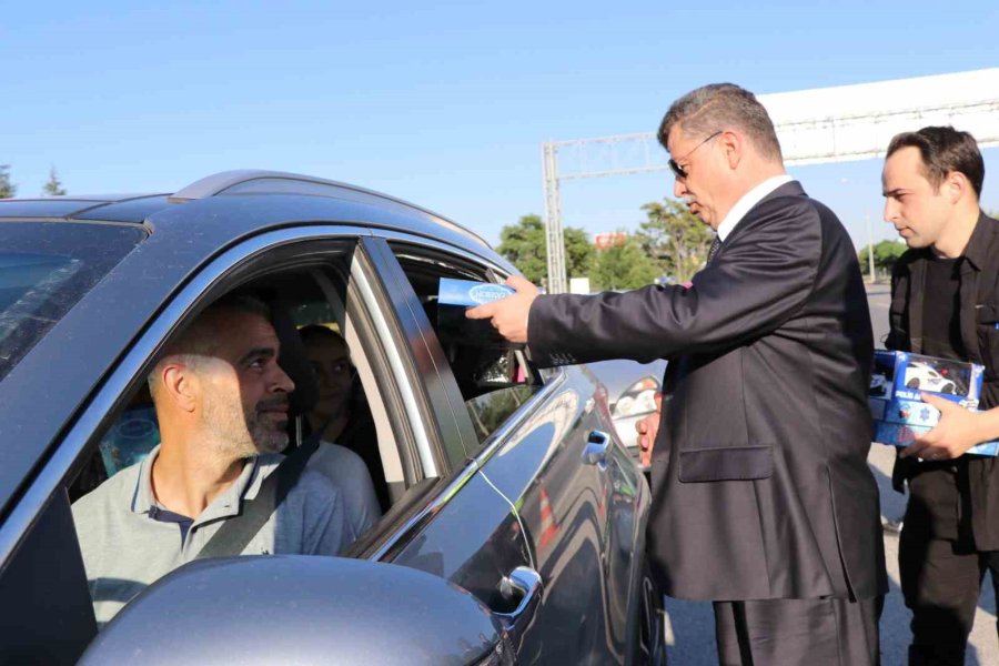 İl Emniyet Müdürü Ağırlar Görevli Personel Ve Vatandaşların Bayramını Kutladı