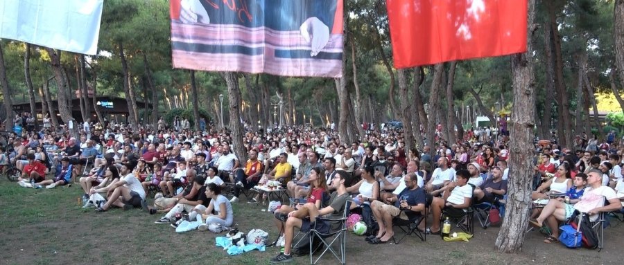 Antalya’da Milli Maçı Dev Ekranda İzlediler