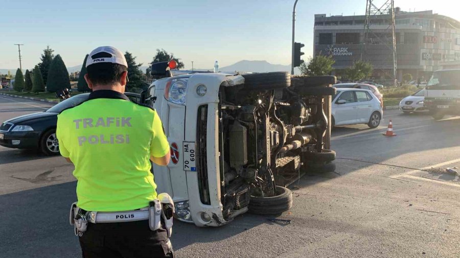 Karaman’da Otomobil İle Çarpışan Kamyonet Devrildi: 1 Yaralı