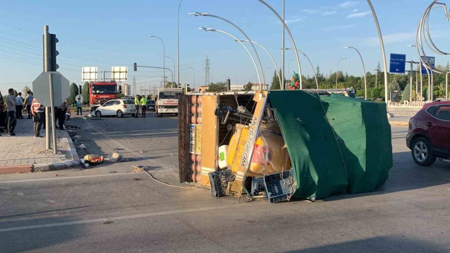 Karaman’da Otomobil İle Çarpışan Kamyonet Devrildi: 1 Yaralı