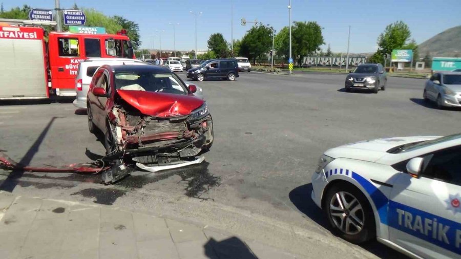 Otomobiller Çarpıştı: 1’i Ağır 4 Yaralı