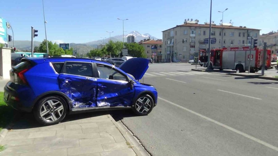 Otomobiller Çarpıştı: 1’i Ağır 4 Yaralı