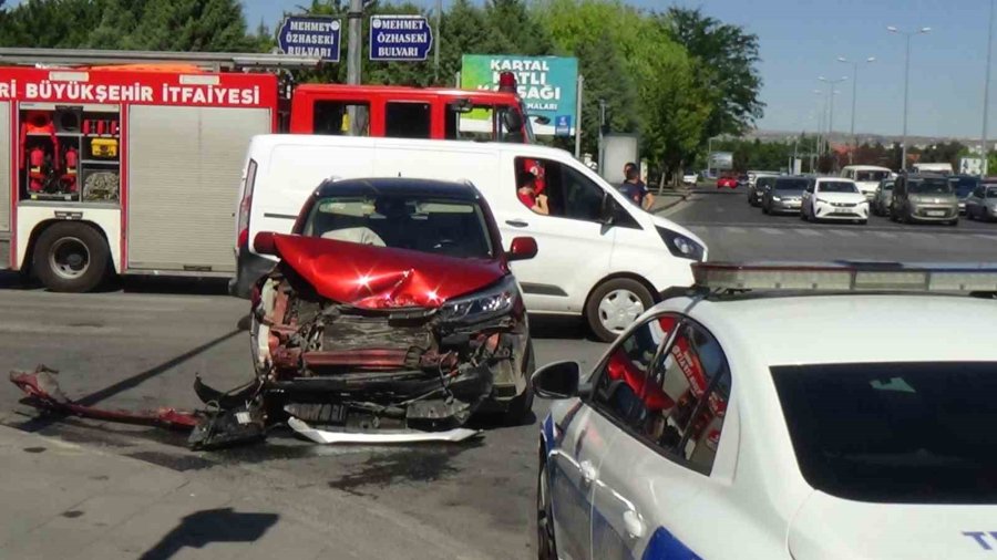 Otomobiller Çarpıştı: 1’i Ağır 4 Yaralı