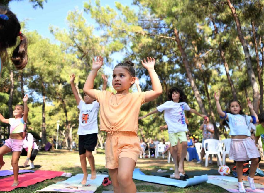 Antalya’da, Dünya Yoga Günü Kahkahayla Kutlandı