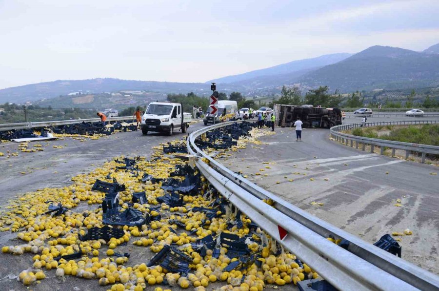 Mersin’de Limon Yüklü Kamyon Devrildi: 6 Yaralı