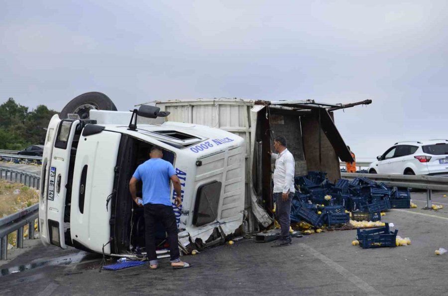 Mersin’de Limon Yüklü Kamyon Devrildi: 6 Yaralı