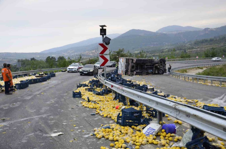 Mersin’de Limon Yüklü Kamyon Devrildi: 6 Yaralı