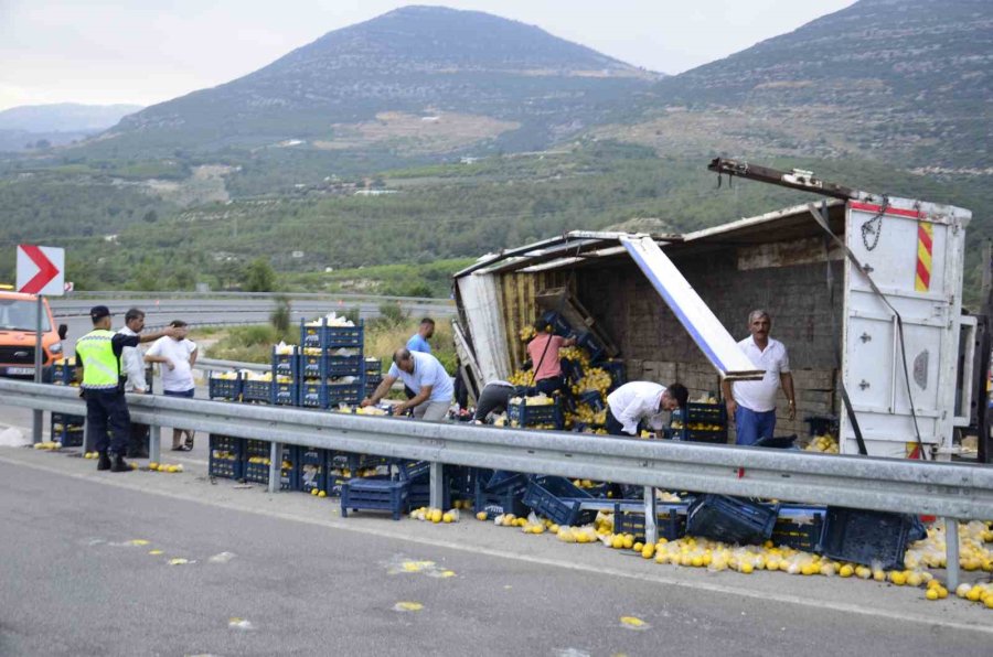 Mersin’de Limon Yüklü Kamyon Devrildi: 6 Yaralı