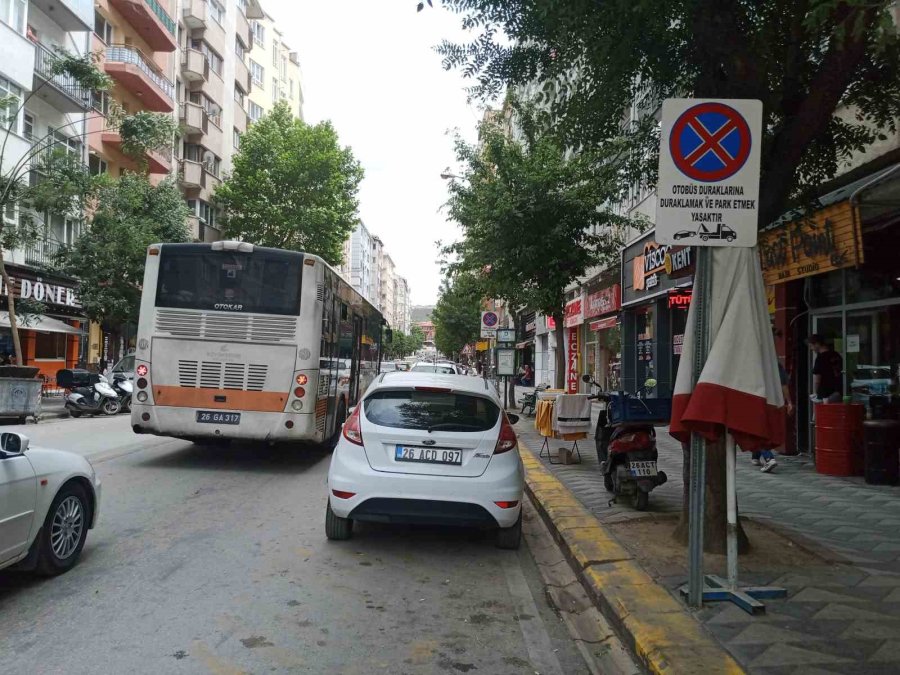 Esnaf Bulundukları Caddede Trafik Kurallarının Sürekli İhlal Edilmesine Tepki Gösterdi