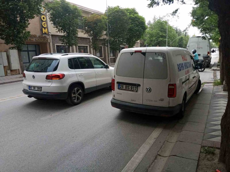 Esnaf Bulundukları Caddede Trafik Kurallarının Sürekli İhlal Edilmesine Tepki Gösterdi