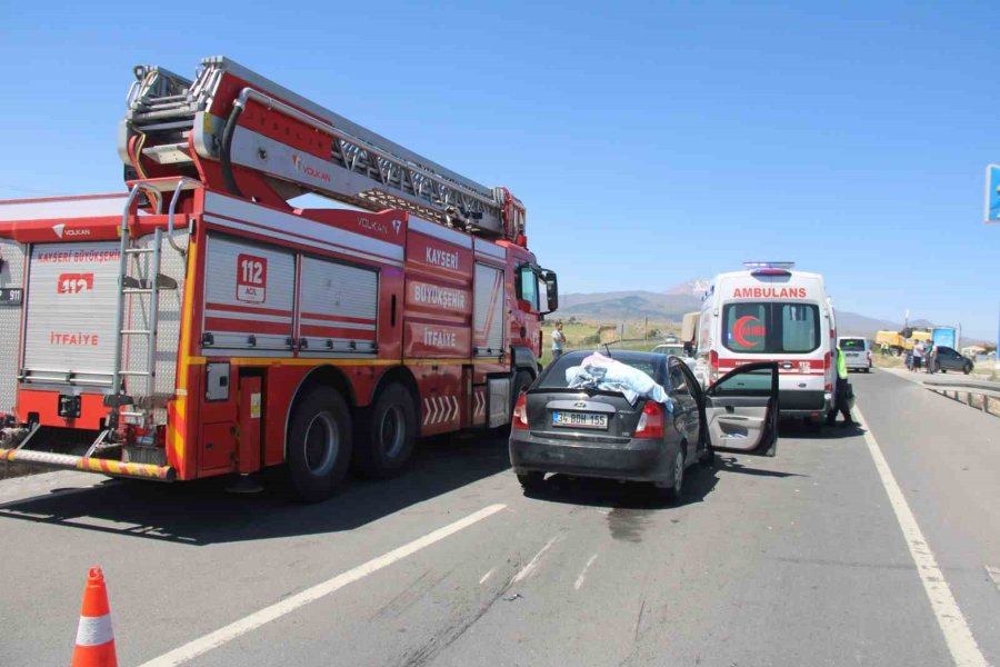 Otomobil Biçerdövere Arkadan Çarptı: 4 Yaralı