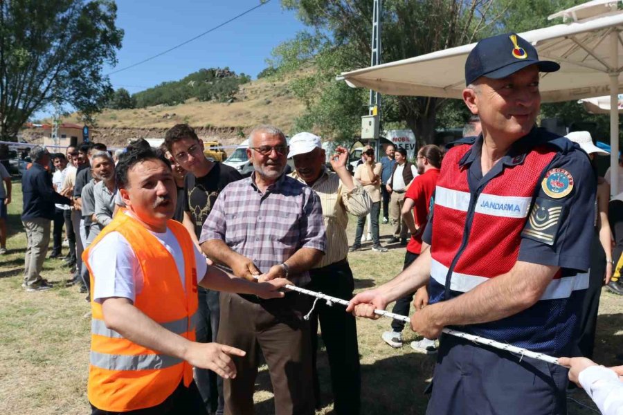 Vali Çiçek Gençlerin Kampına Misafir Oldu, Şarkı Söyleyerek Oyun Oynadı