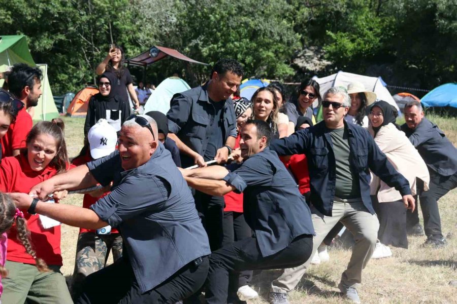 Vali Çiçek Gençlerin Kampına Misafir Oldu, Şarkı Söyleyerek Oyun Oynadı