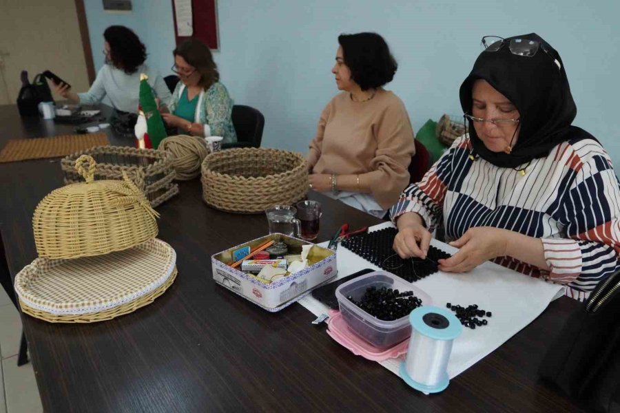 Melmek Kurslarında El Sanatları Öğrenen Kadınların Yüzü Gülüyor