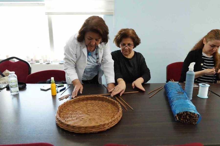 Melmek Kurslarında El Sanatları Öğrenen Kadınların Yüzü Gülüyor