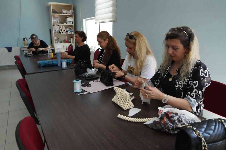 Melmek Kurslarında El Sanatları Öğrenen Kadınların Yüzü Gülüyor