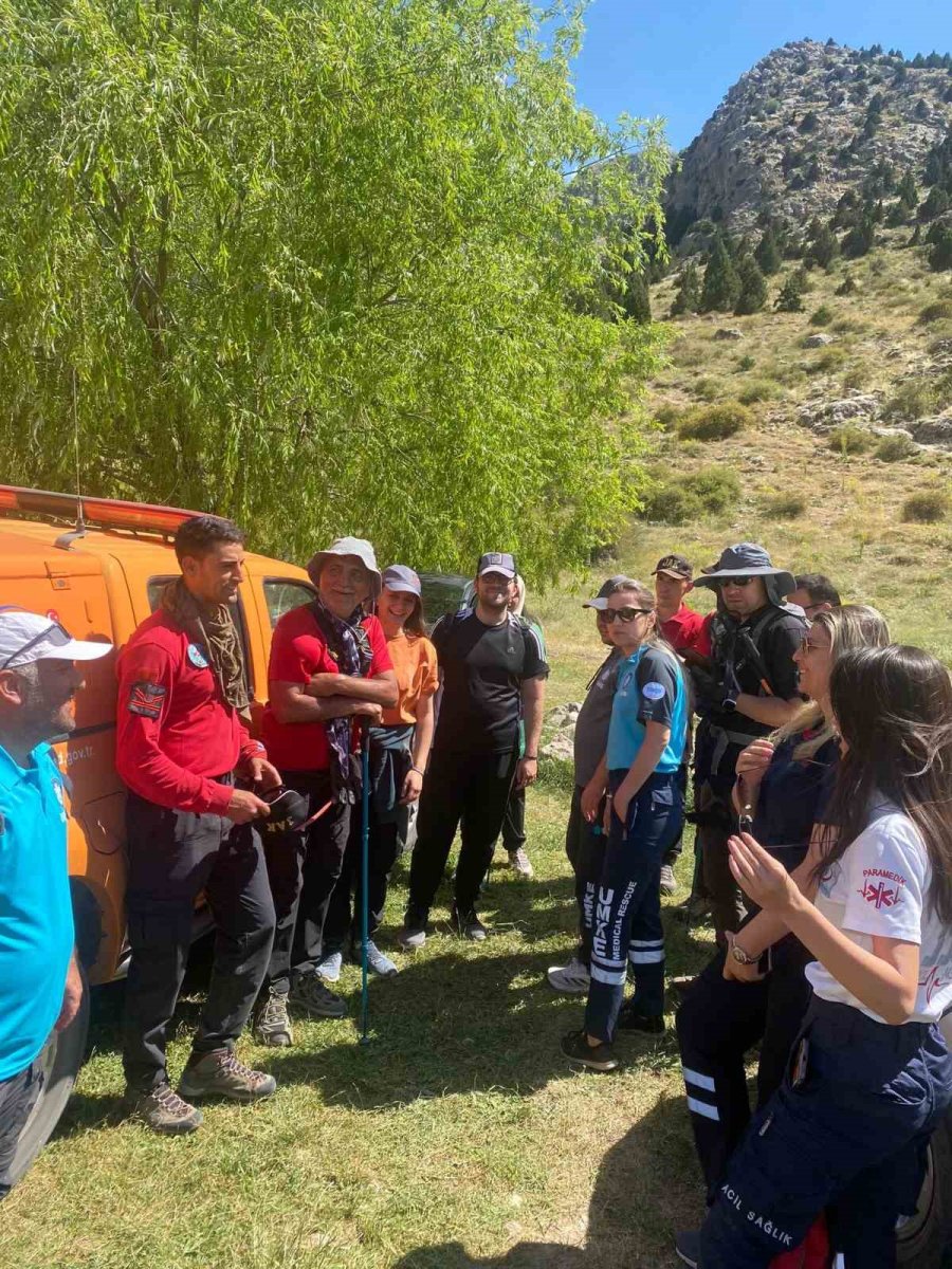 Aladağlar’da Yönlerini Kaybedip Dik Yamaçta Mahsur Kalan 4 Kişiyi Ekipler Kurtardı