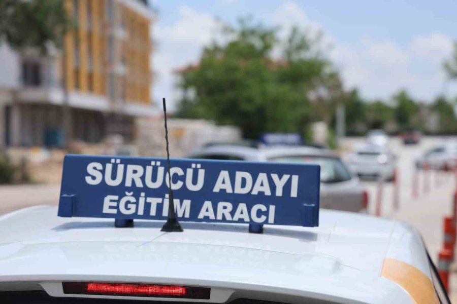 İlk Araç Sürüşünde "eş Ve Babadan Hoca Olmaz" Uyarısı