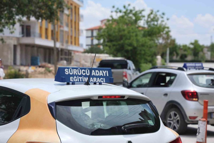 İlk Araç Sürüşünde "eş Ve Babadan Hoca Olmaz" Uyarısı